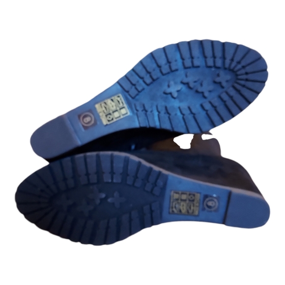 Journee NWT Black Suede Parker Wedge Boots Size 8 - Picture 4 of 9